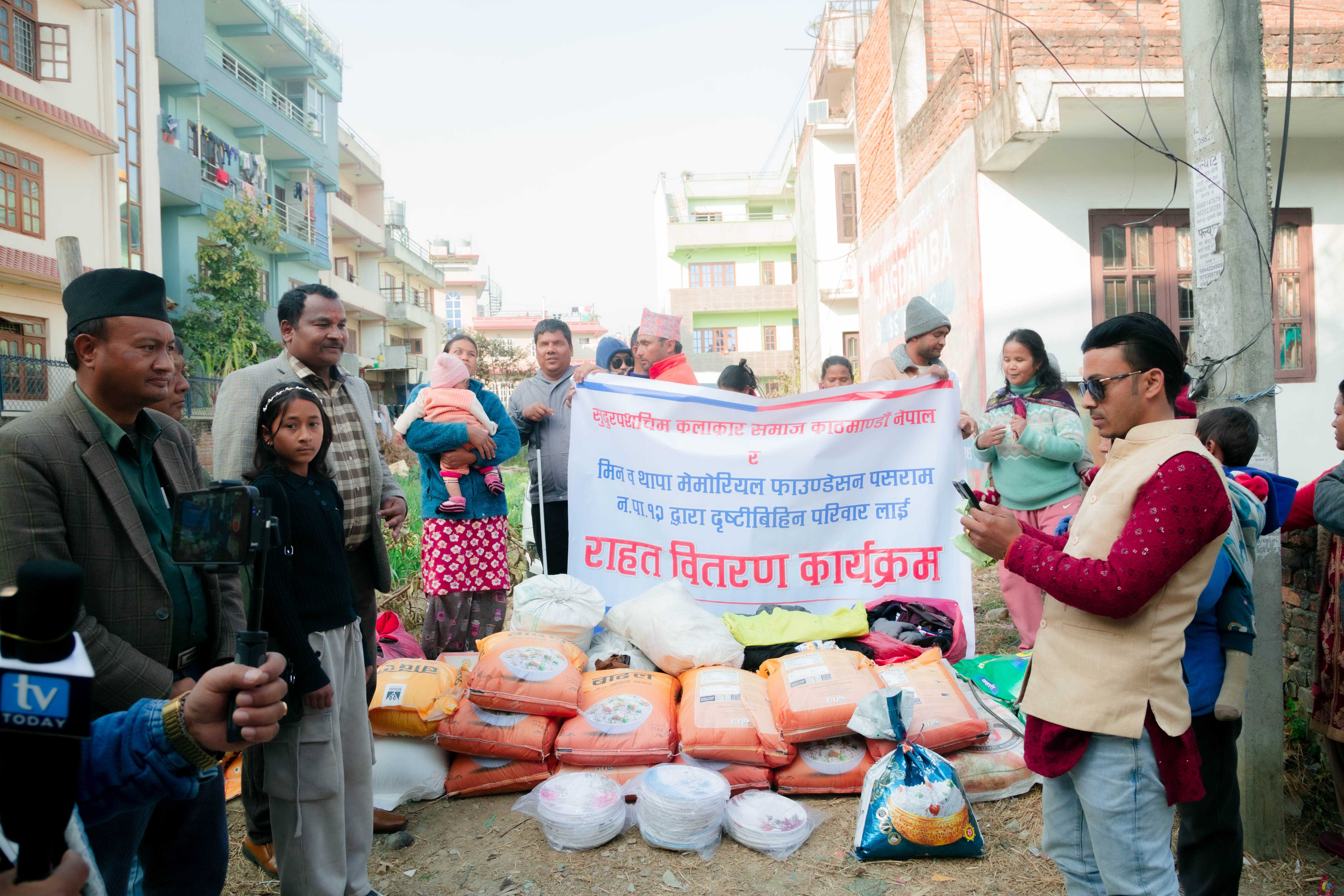 सुदूरपश्चिम कलाकार समाज  र  मिन बहादुर थापा मेमोरियल फाउन्डेसन द्वारा राहत सामग्रीहरू वितरण