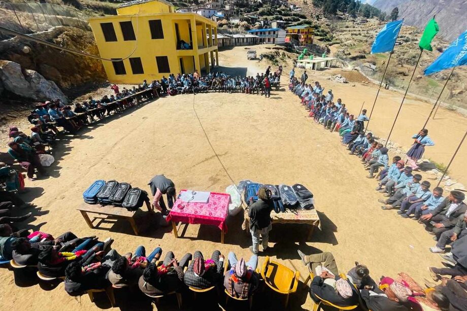 विद्यार्थीहरुलाई छात्रवृत्ति र शैक्षिक सामग्री वितरण