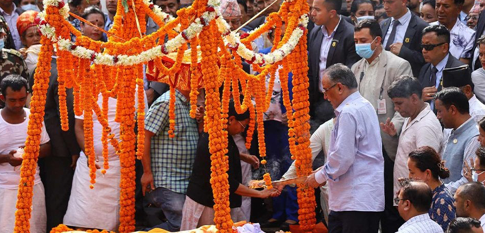 पशुपति आर्यघाटमा सीता दाहालको अन्तिम बिदाइ, प्रचण्डले दिए दागबत्ती